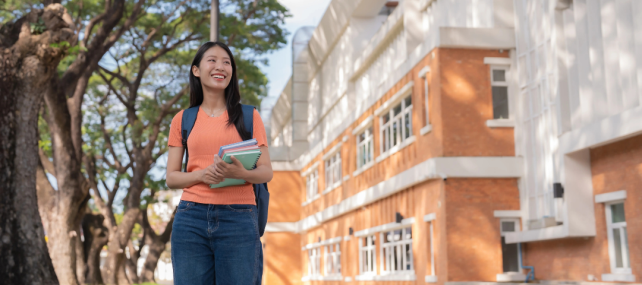 大学生路过公寓