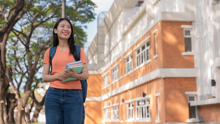 大学生路过公寓