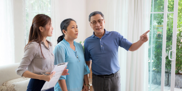 房地产中介带年老夫妻看房