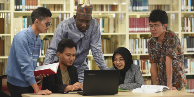 大学生们共同讨论功课