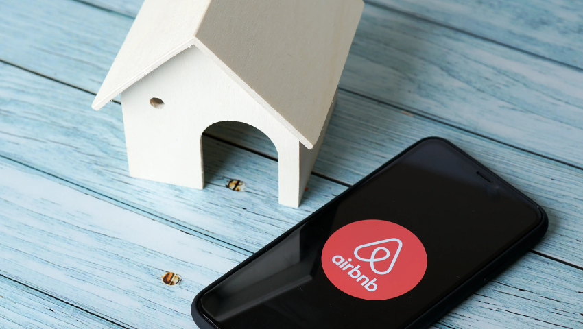 手机上显示airbnb logo，模型屋