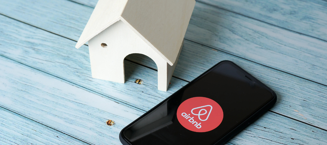 手机上显示airbnb logo，模型屋
