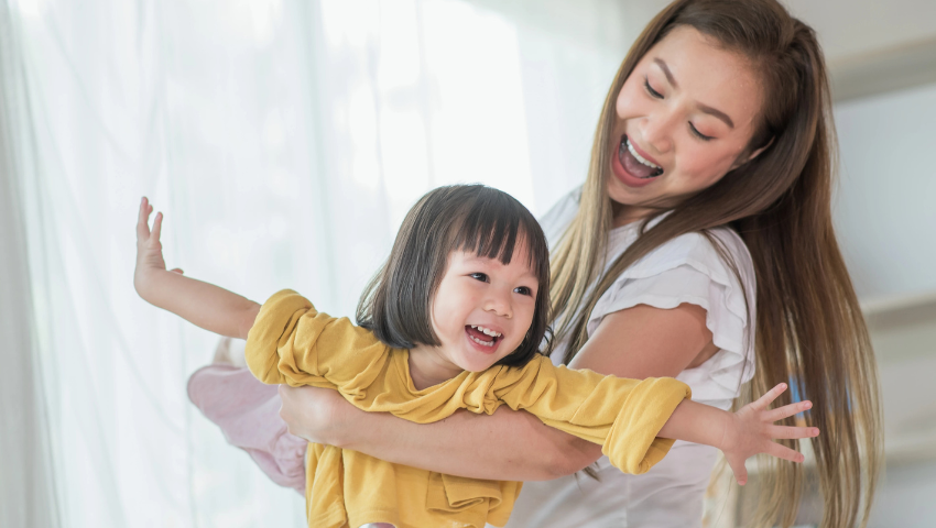 妈妈抱着女儿