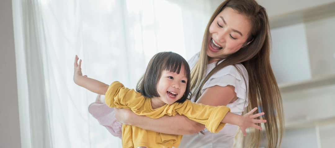 妈妈抱着女儿