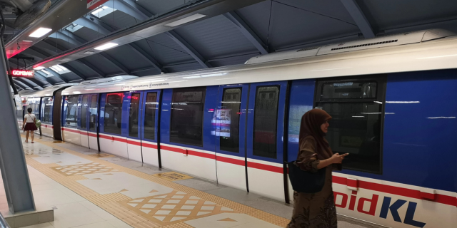 lrt kelana jaya train